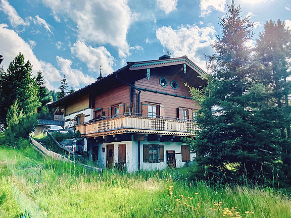 Ansicht vorne mit umlaufendem Balkon